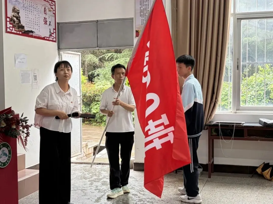 巍山二中初中部初二升初三授班旗暨中考倒计时牌授予仪式-第8张图片-四季读书网 巍山二中初中部初二升初三授班旗暨中考倒计时牌授予仪式-第8张图片-四季读书网