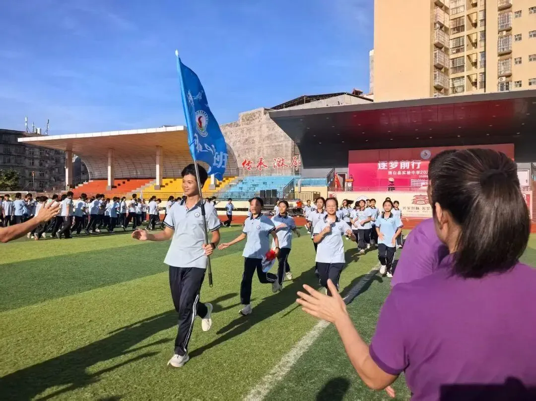 逐梦前行迎战初三,笃行励志决胜中考 | 博白县实验中学举行初三动员大会-第12张图片-四季读书网