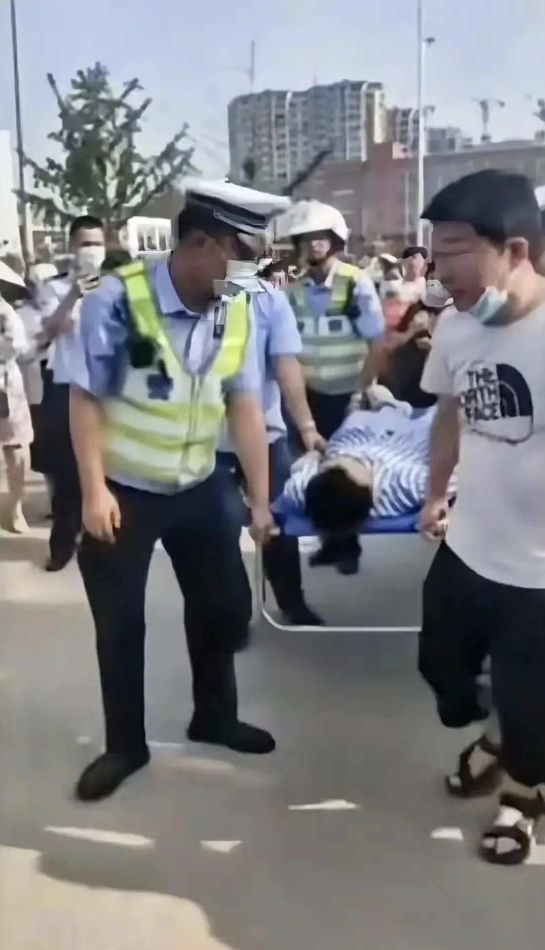 四川简阳担架赴考少年比平时模拟考试多10几分!!以坚韧为翼,不负青春韶华-第2张图片-四季读书网