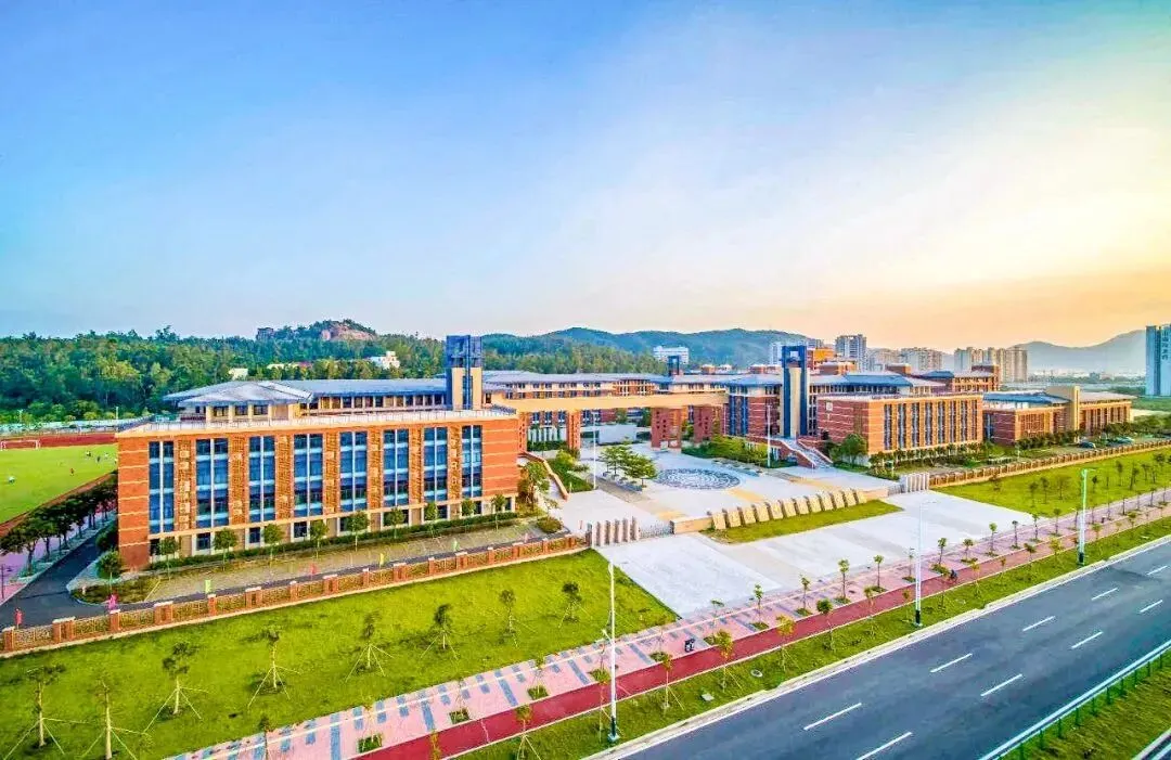 中考志愿填报进入倒计时!速来围观这所宝藏学校!①|这么近,那么美,宝藏学校在东咀-第5张图片-四季读书网