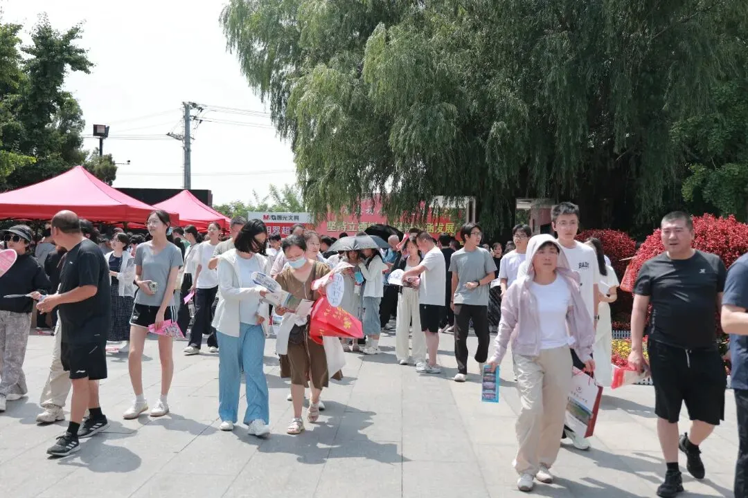 万余人参会!引爆全城!中考志愿填报咨询会圆满举行!-第22张图片-四季读书网