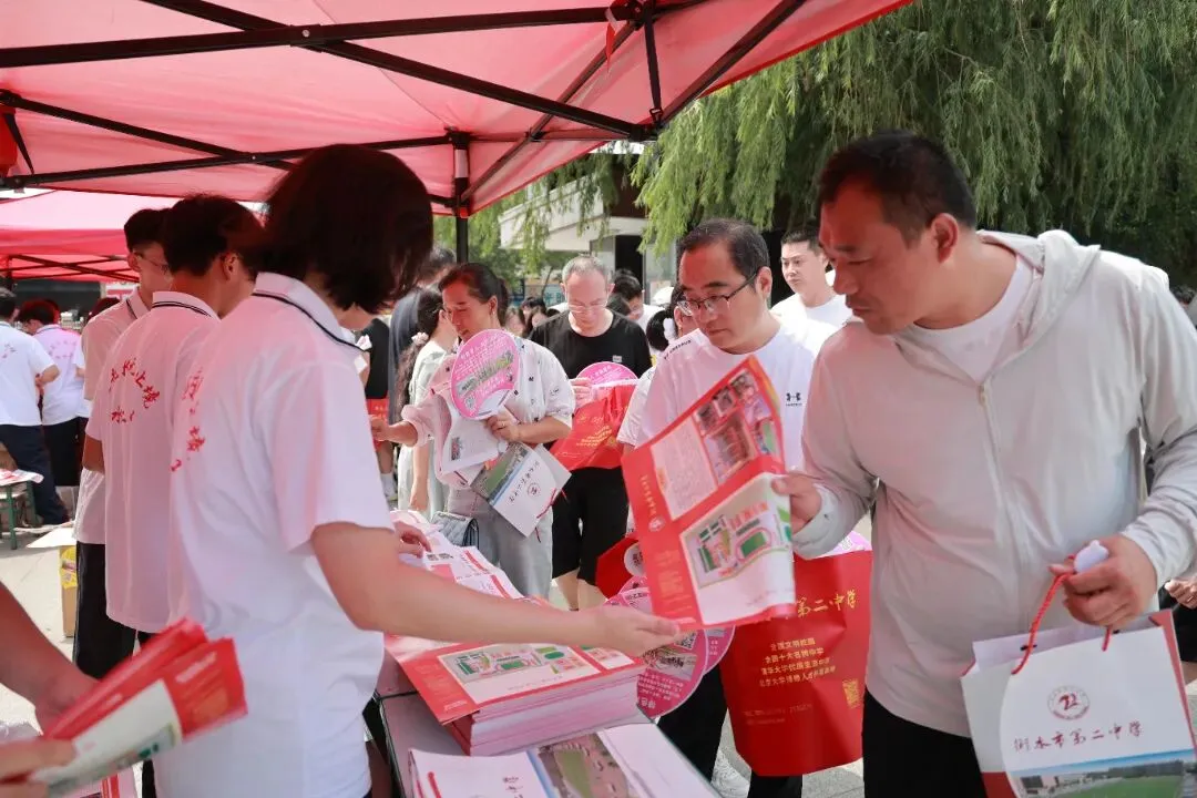 万余人参会!引爆全城!中考志愿填报咨询会圆满举行!-第35张图片-四季读书网