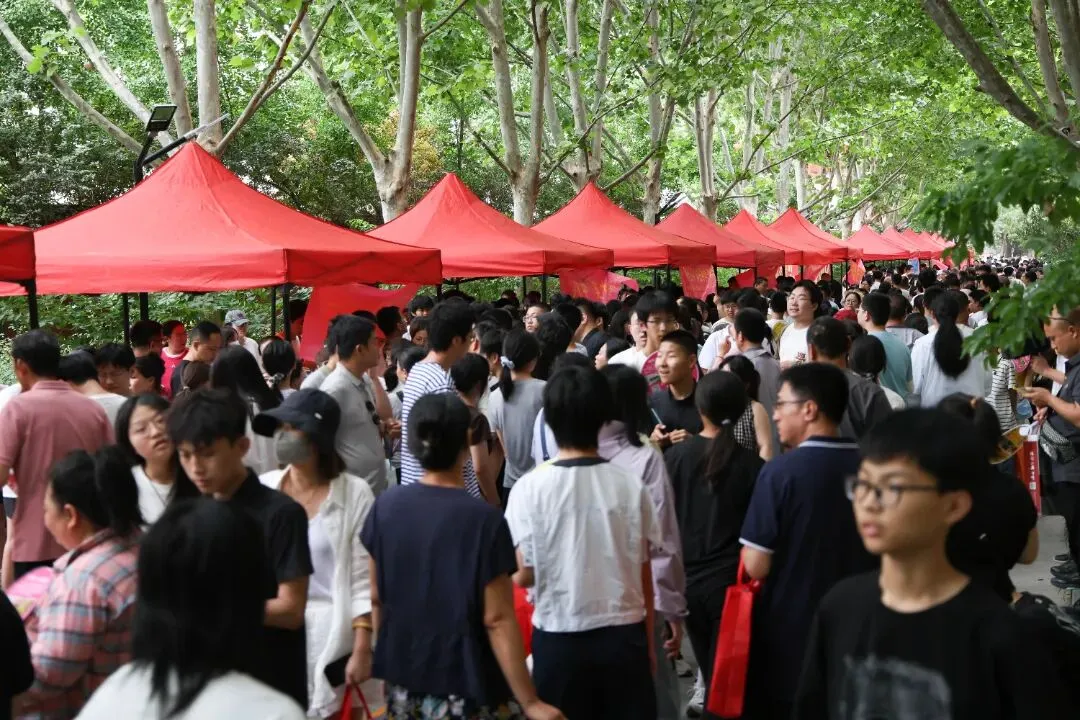 万余人参会!引爆全城!中考志愿填报咨询会圆满举行!-第77张图片-四季读书网