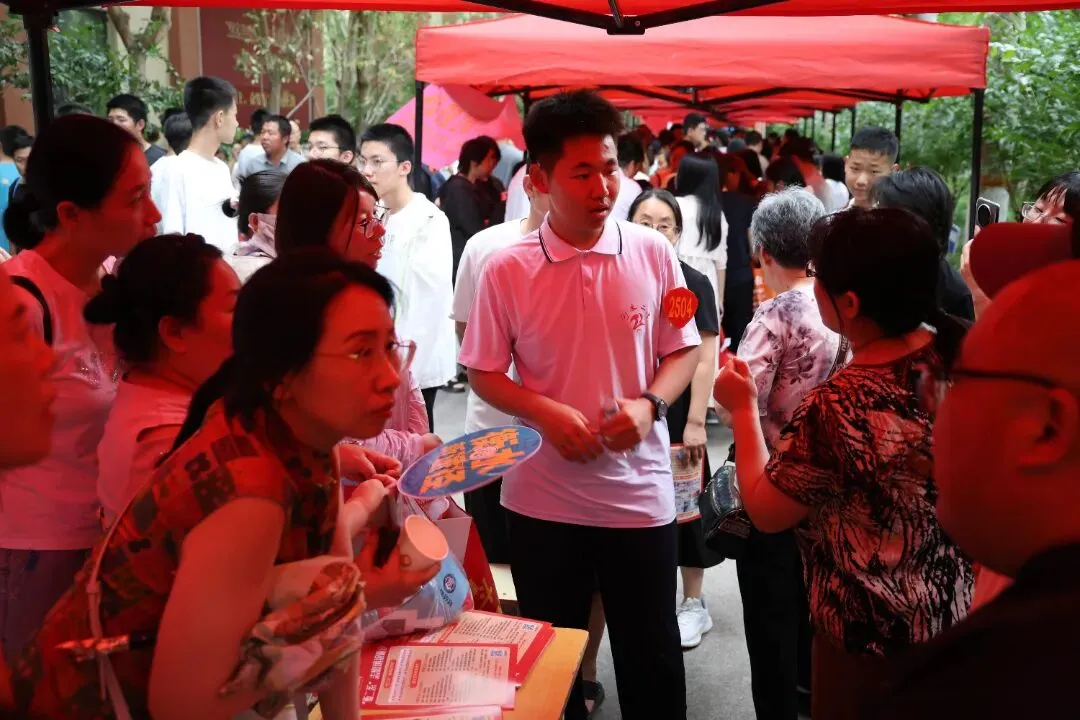 万余人参会!引爆全城!中考志愿填报咨询会圆满举行!-第90张图片-四季读书网