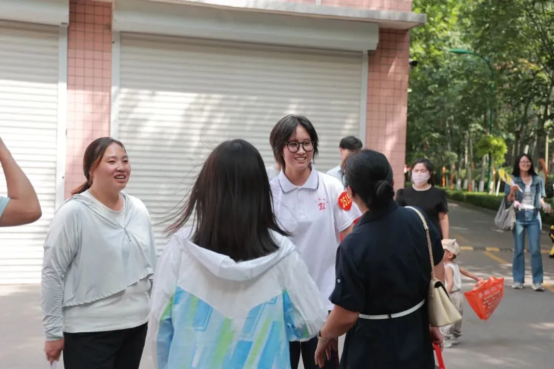 万余人参会!引爆全城!中考志愿填报咨询会圆满举行!-第171张图片-四季读书网