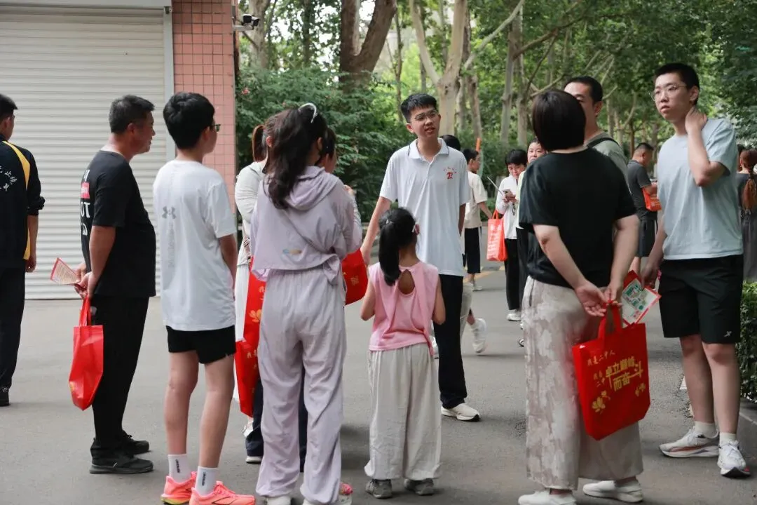 万余人参会!引爆全城!中考志愿填报咨询会圆满举行!-第172张图片-四季读书网