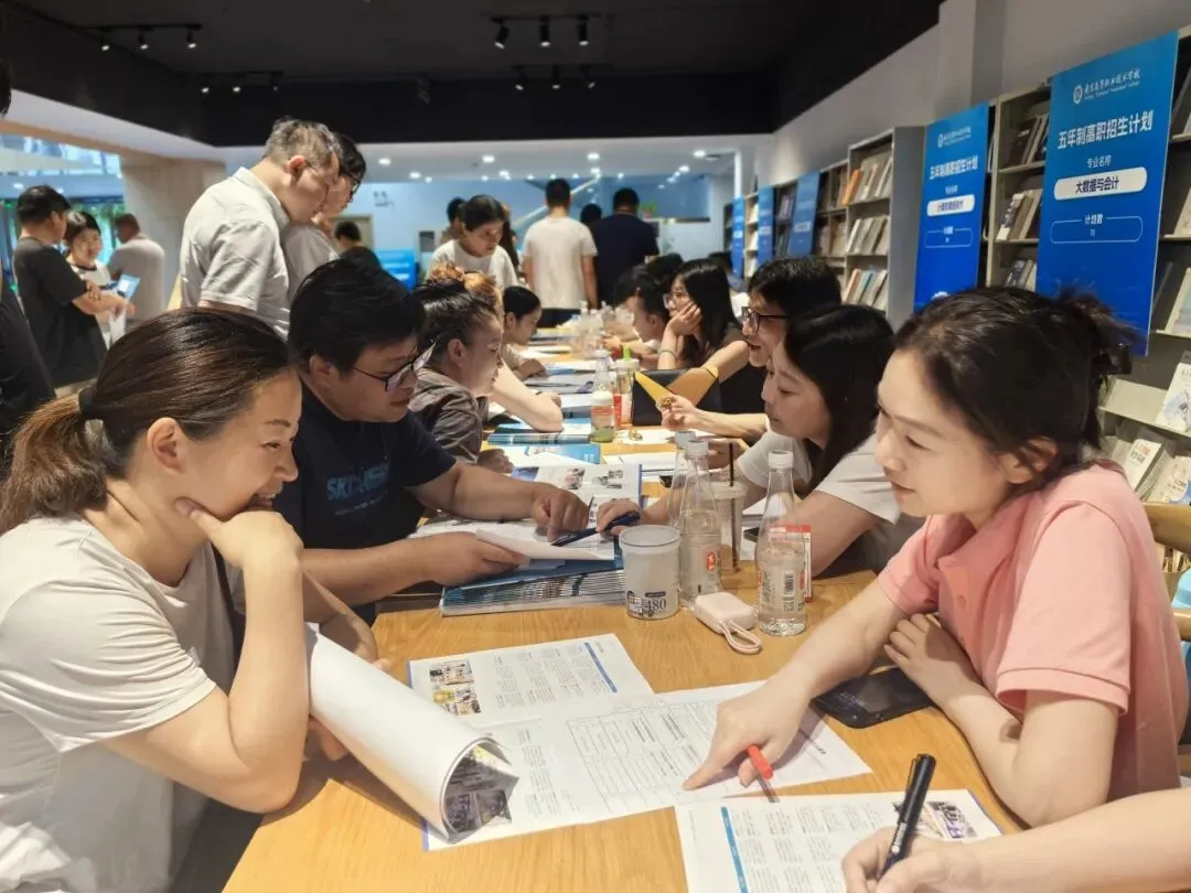 中考出分后,众多家长直奔这里!-第4张图片-四季读书网 中考出分后,众多家长直奔这里!-第4张图片-四季读书网