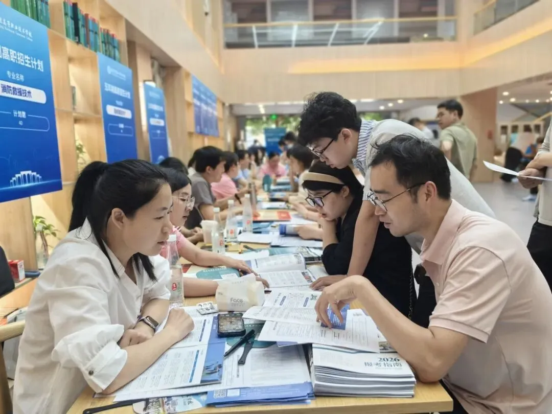 中考出分后,众多家长直奔这里!-第5张图片-四季读书网 中考出分后,众多家长直奔这里!-第5张图片-四季读书网