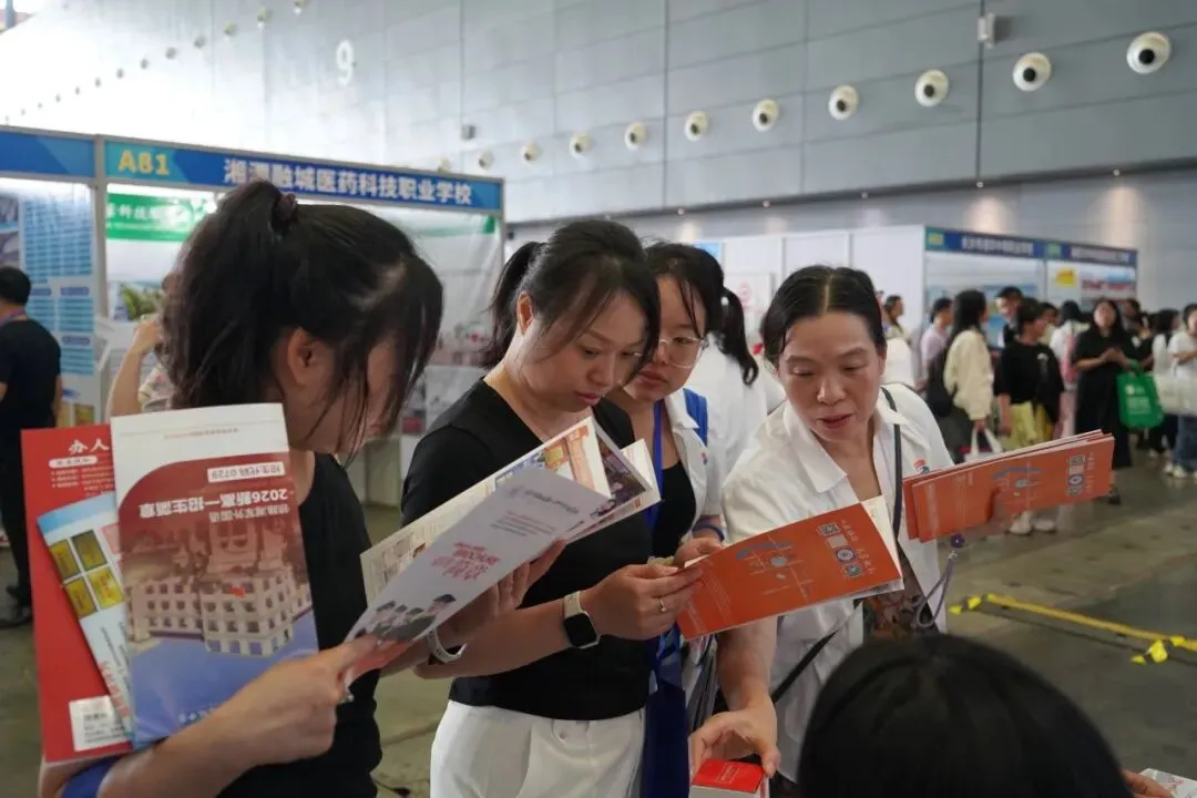 燃爆A77!融城理工亮相2026长沙中考咨询会,现场咨询火爆异常!-第9张图片-四季读书网