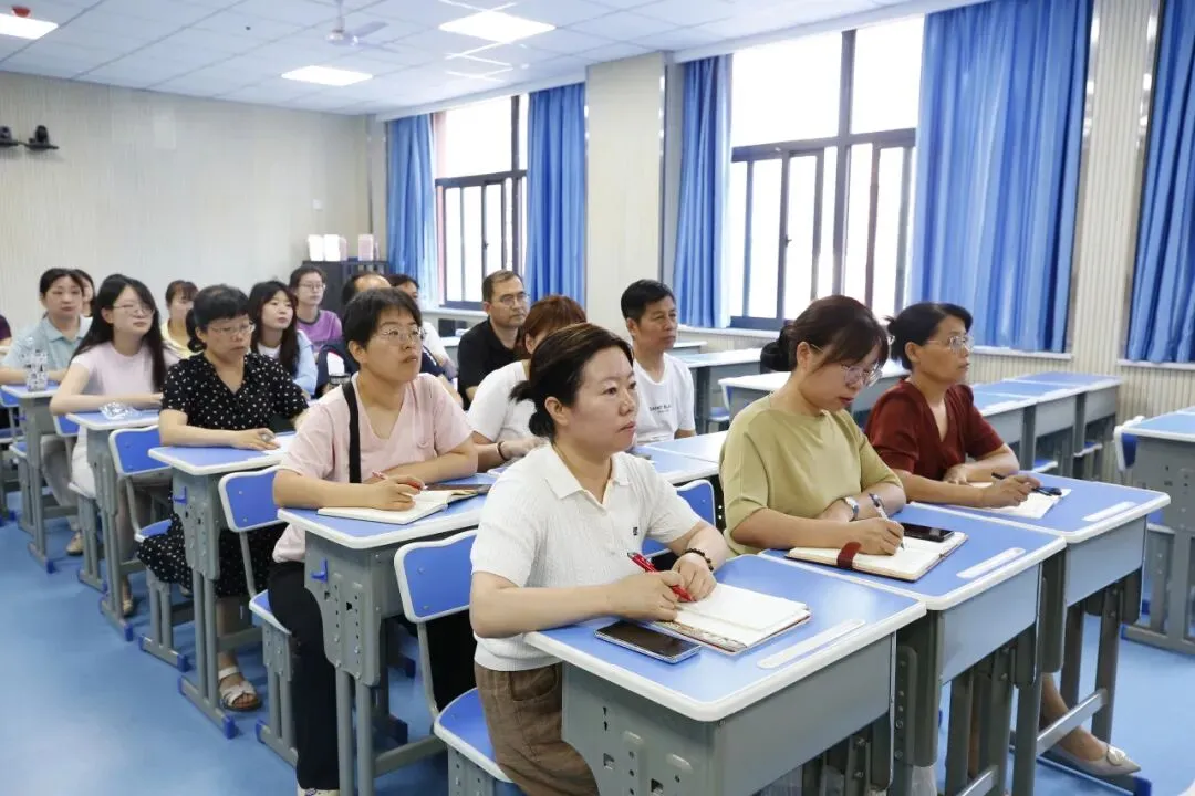 聚焦中考明方向 凝心聚力谱新篇——咸阳市高新一中召开2026研讨会-第18张图片-四季读书网 聚焦中考明方向 凝心聚力谱新篇——咸阳市高新一中召开2026研讨会-第18张图片-四季读书网