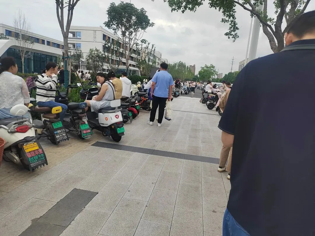 中考出分现场尽显人间百态,是兴奋是刺激是担忧是稳如泰山更是焦躁不安-第2张图片-四季读书网 中考出分现场尽显人间百态,是兴奋是刺激是担忧是稳如泰山更是焦躁不安-第2张图片-四季读书网