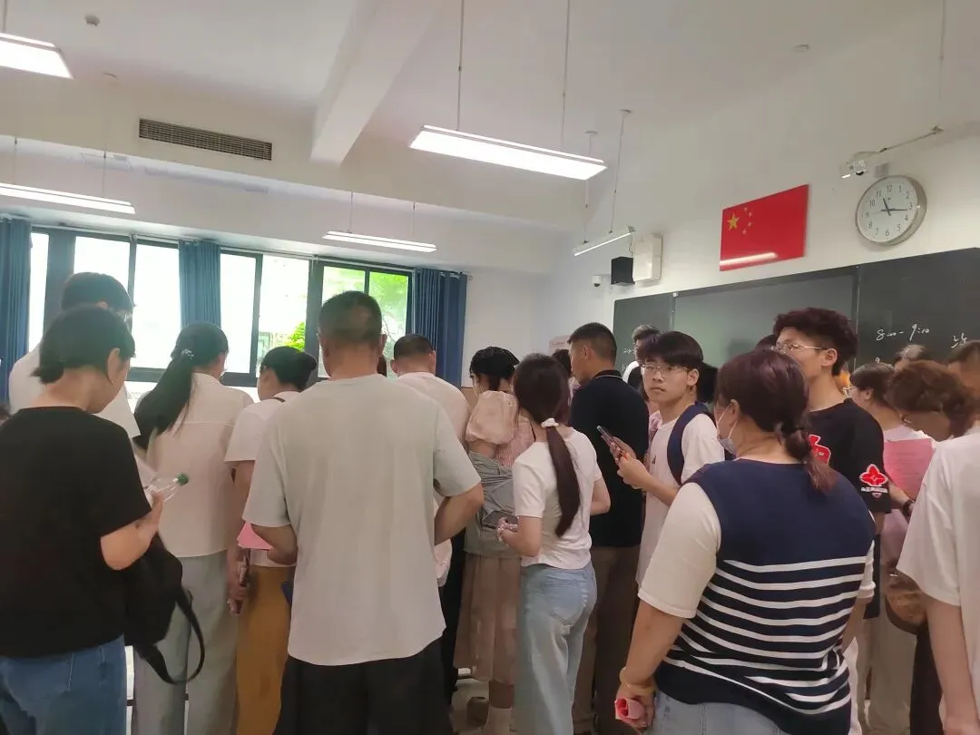 中考出分现场尽显人间百态,是兴奋是刺激是担忧是稳如泰山更是焦躁不安-第3张图片-四季读书网 中考出分现场尽显人间百态,是兴奋是刺激是担忧是稳如泰山更是焦躁不安-第3张图片-四季读书网