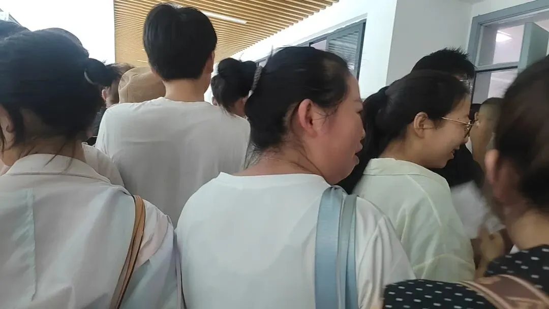 中考出分现场尽显人间百态,是兴奋是刺激是担忧是稳如泰山更是焦躁不安-第4张图片-四季读书网 中考出分现场尽显人间百态,是兴奋是刺激是担忧是稳如泰山更是焦躁不安-第4张图片-四季读书网