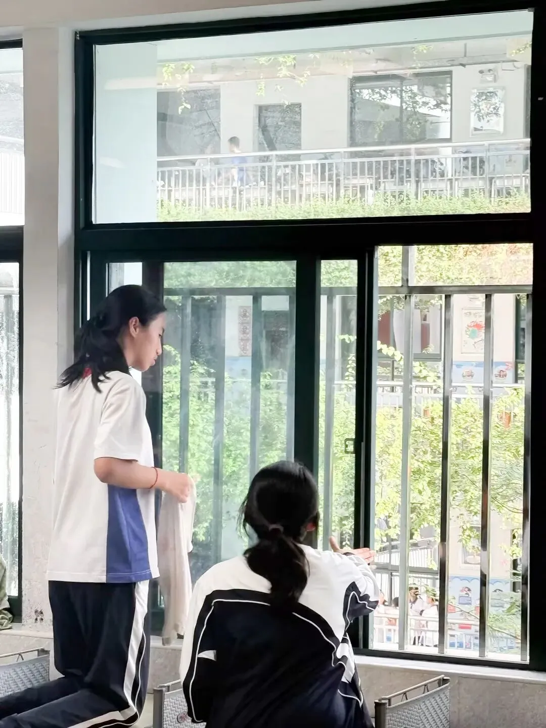 劳动砺心智,洁净助中考——我校期末“搬家式”大扫除活动践行“做美好生活合伙人”理念-第37张图片-四季读书网 劳动砺心智,洁净助中考——我校期末“搬家式”大扫除活动践行“做美好生活合伙人”理念-第37张图片-四季读书网