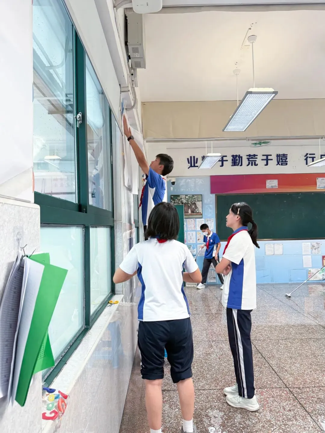 劳动砺心智,洁净助中考——我校期末“搬家式”大扫除活动践行“做美好生活合伙人”理念-第38张图片-四季读书网 劳动砺心智,洁净助中考——我校期末“搬家式”大扫除活动践行“做美好生活合伙人”理念-第38张图片-四季读书网