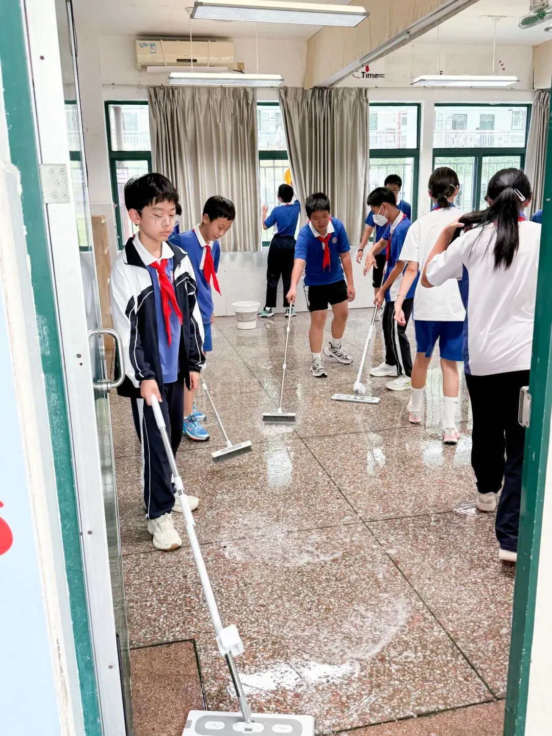 劳动砺心智,洁净助中考——我校期末“搬家式”大扫除活动践行“做美好生活合伙人”理念-第39张图片-四季读书网 劳动砺心智,洁净助中考——我校期末“搬家式”大扫除活动践行“做美好生活合伙人”理念-第39张图片-四季读书网