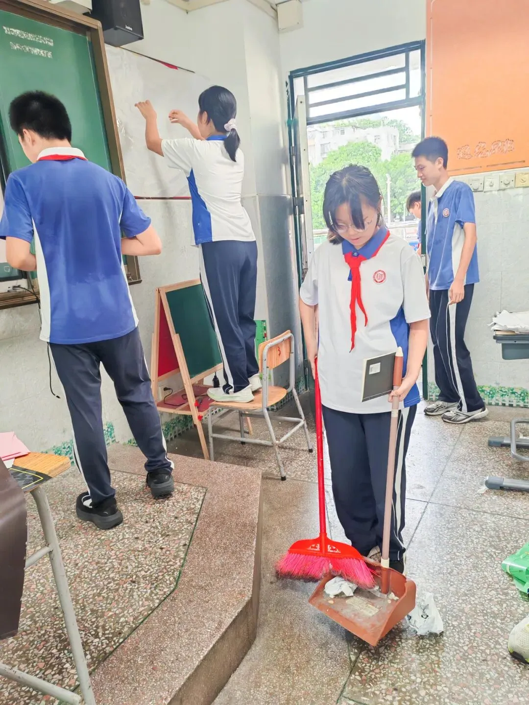 劳动砺心智,洁净助中考——我校期末“搬家式”大扫除活动践行“做美好生活合伙人”理念-第44张图片-四季读书网 劳动砺心智,洁净助中考——我校期末“搬家式”大扫除活动践行“做美好生活合伙人”理念-第44张图片-四季读书网