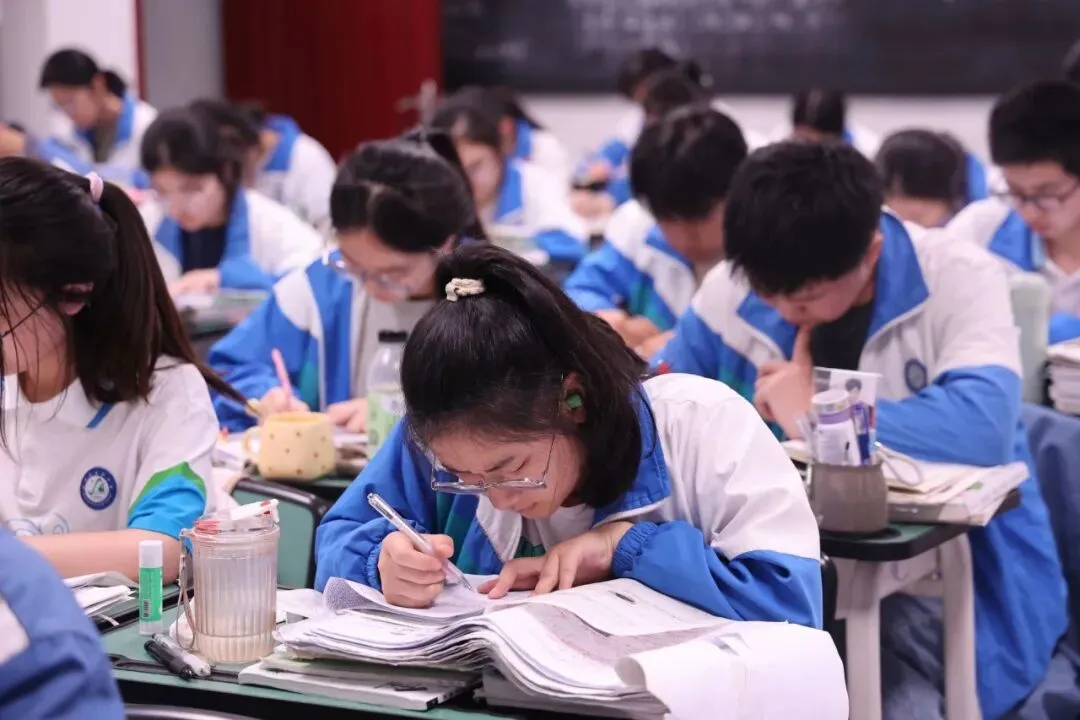 2026贵阳中考出分前真话:中外班不是买名校,是赌孩子的一次逆袭机会-第4张图片-四季读书网 2026贵阳中考出分前真话:中外班不是买名校,是赌孩子的一次逆袭机会-第4张图片-四季读书网