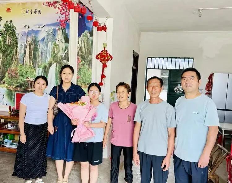 盛夏传捷报 温情暖学子——我校走访慰问中考优秀学子 ‍ ‍-第2张图片-四季读书网