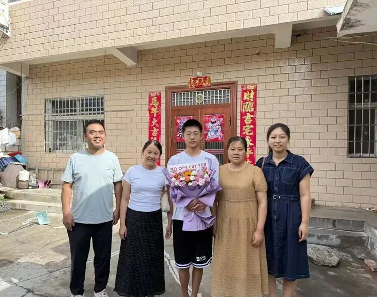 盛夏传捷报 温情暖学子——我校走访慰问中考优秀学子 ‍ ‍-第4张图片-四季读书网