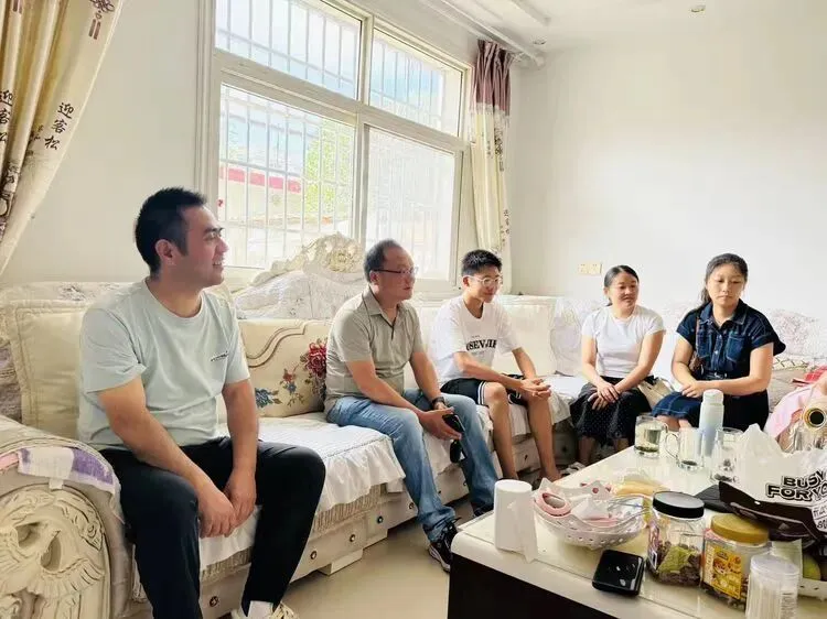 盛夏传捷报 温情暖学子——我校走访慰问中考优秀学子 ‍ ‍-第12张图片-四季读书网