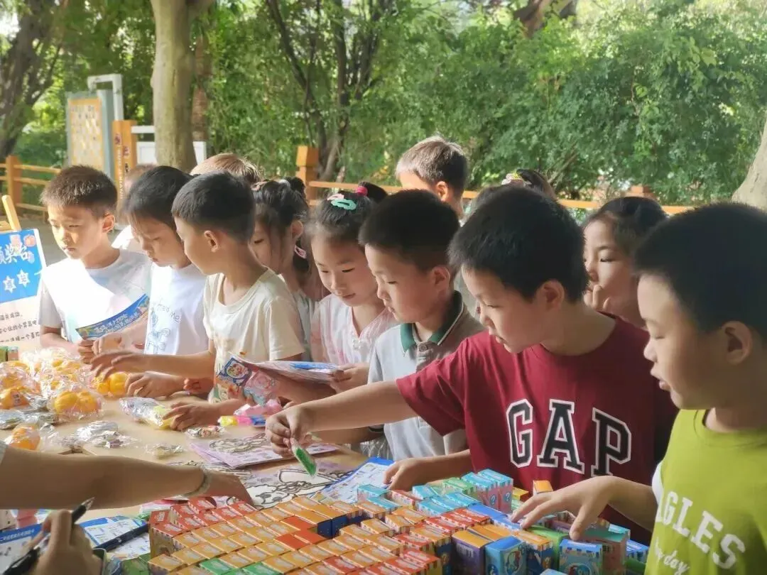 告别试卷!龙泉驿小学一、二年级用“玩”交出学期答卷①-第15张图片-四季读书网 告别试卷!龙泉驿小学一、二年级用“玩”交出学期答卷①-第15张图片-四季读书网