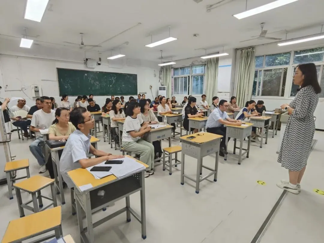 精研真题明方向 原创命题提质效——渭南高级中学举办2026年高考试题研讨会暨原创命题大赛-第16张图片-四季读书网 精研真题明方向 原创命题提质效——渭南高级中学举办2026年高考试题研讨会暨原创命题大赛-第16张图片-四季读书网