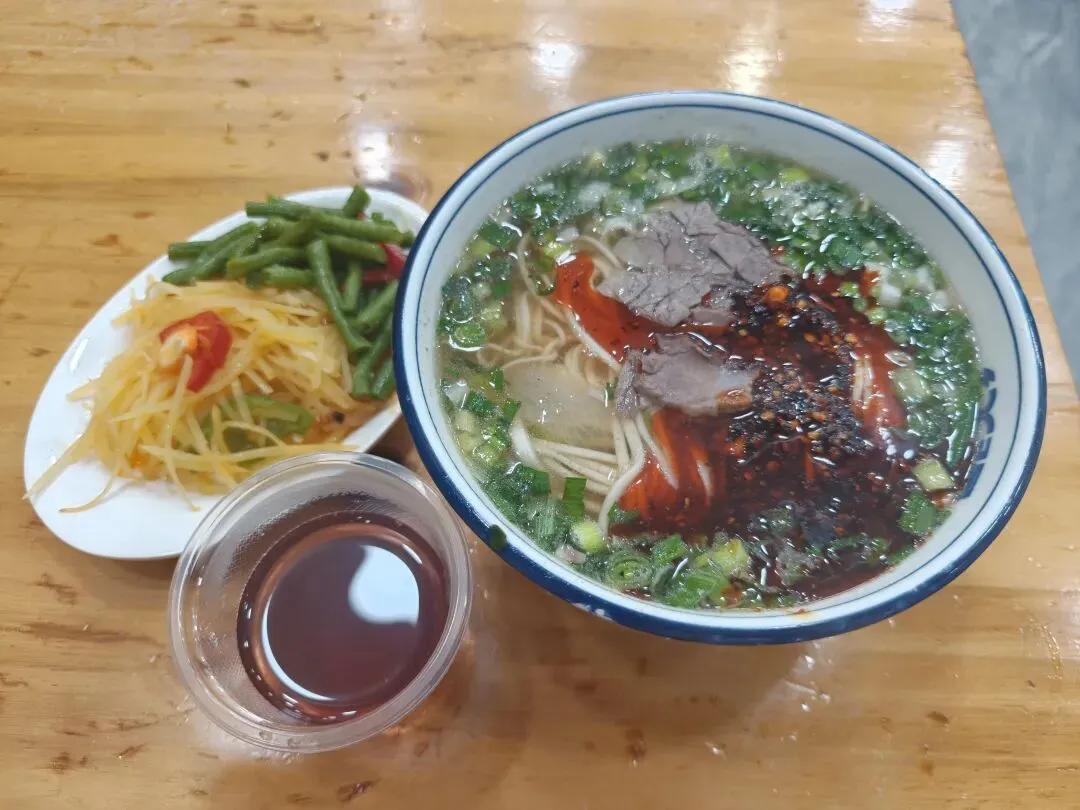 新疆中小学教师日常:中考落幕,在病房读懂老来伴的意义-第5张图片-四季读书网