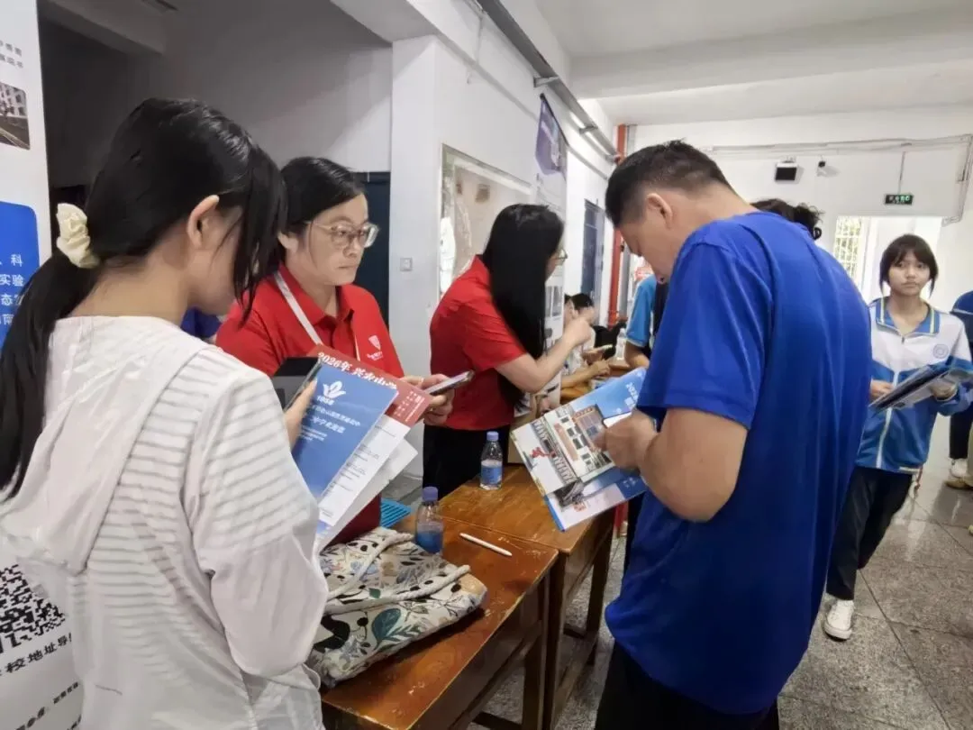 中考动态|聚力中考答疑解惑 共筑学子升学坦途——贵阳市第十四中学举办2026年普高招生宣传暨志愿填报咨询会-第48张图片-四季读书网