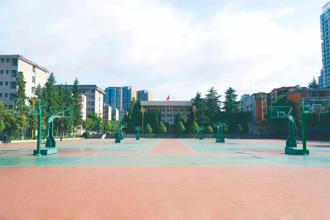 孩子中考后去哪?这所66年公办名校,给不了你985文凭,但能给一条更稳的路!-第4张图片-四季读书网