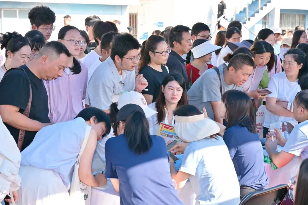 面对面 心连心!2026年贵阳贵安中考招生现场咨询会圆满落幕 !-第7张图片-四季读书网
