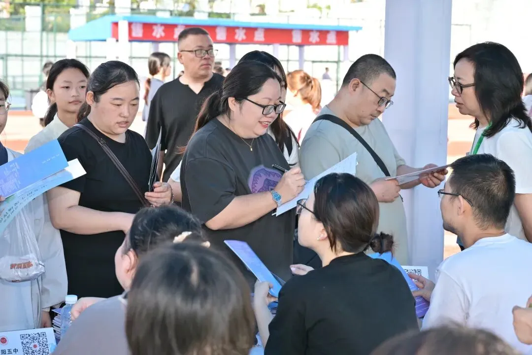 面对面 心连心!2026年贵阳贵安中考招生现场咨询会圆满落幕 !-第9张图片-四季读书网