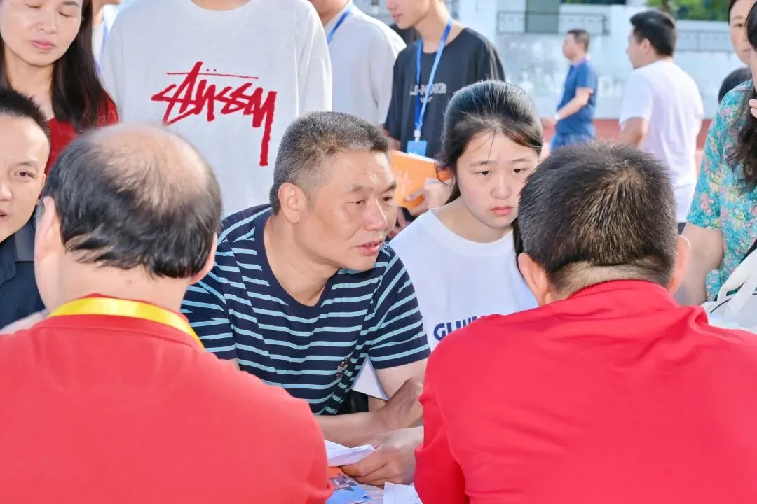 面对面 心连心!2026年贵阳贵安中考招生现场咨询会圆满落幕 !-第11张图片-四季读书网