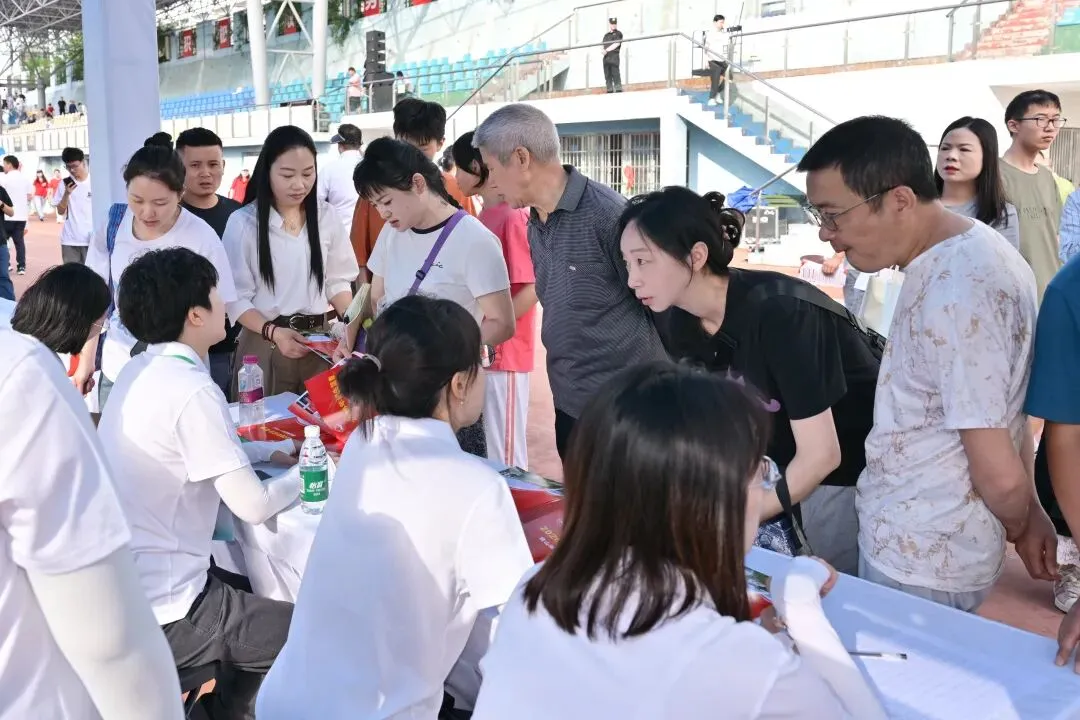 面对面 心连心!2026年贵阳贵安中考招生现场咨询会圆满落幕 !-第12张图片-四季读书网