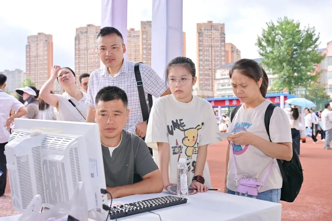 面对面 心连心!2026年贵阳贵安中考招生现场咨询会圆满落幕 !-第15张图片-四季读书网