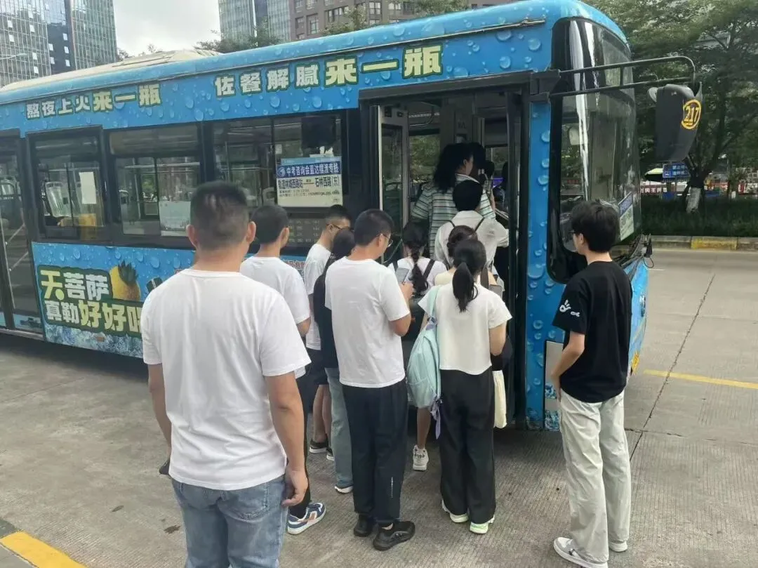 贵阳公交开通中考咨询会直达摆渡专线,助力考生及家长便捷出行-第3张图片-四季读书网 贵阳公交开通中考咨询会直达摆渡专线,助力考生及家长便捷出行-第3张图片-四季读书网