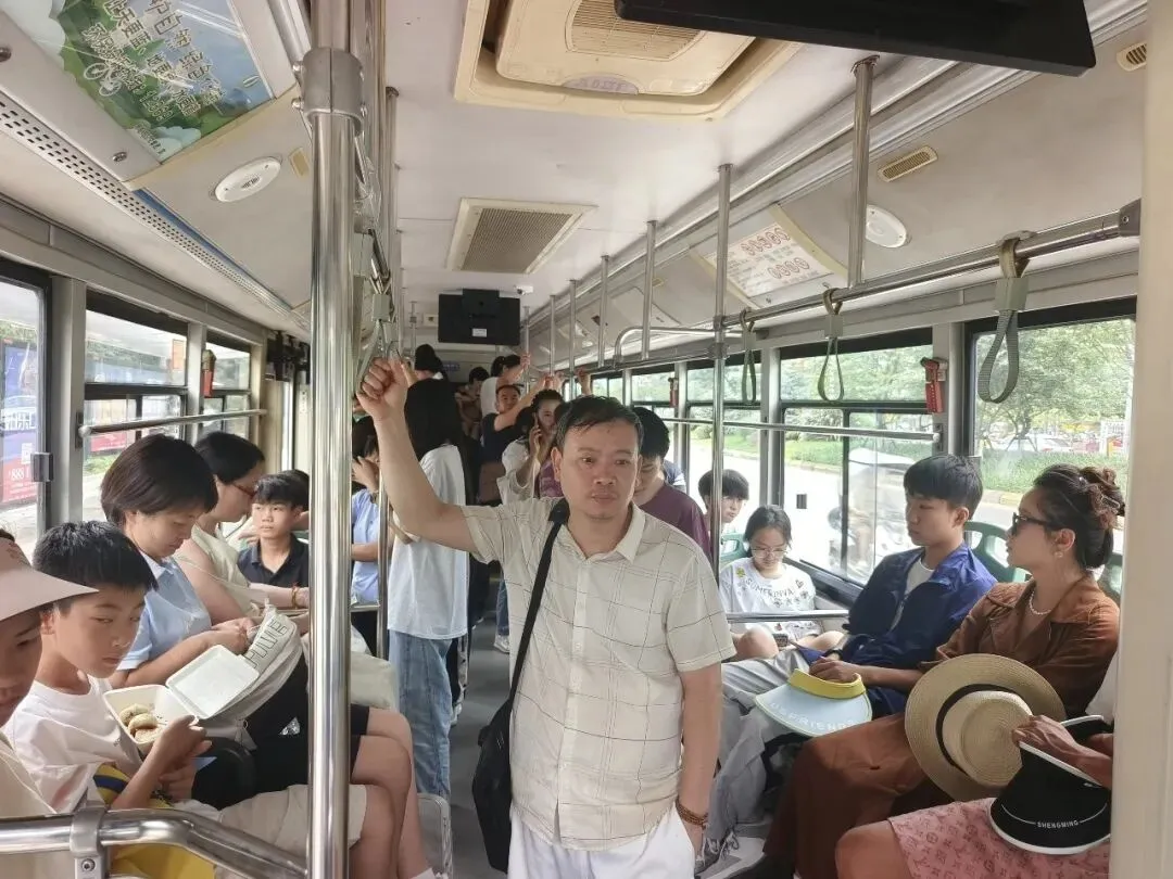贵阳公交开通中考咨询会直达摆渡专线,助力考生及家长便捷出行-第4张图片-四季读书网 贵阳公交开通中考咨询会直达摆渡专线,助力考生及家长便捷出行-第4张图片-四季读书网