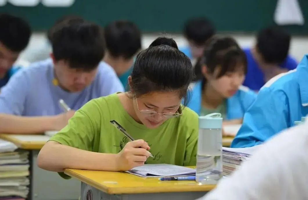 中考指标到校:重点初中考了高分,却输给了普通初中的校内排名-第2张图片-四季读书网
