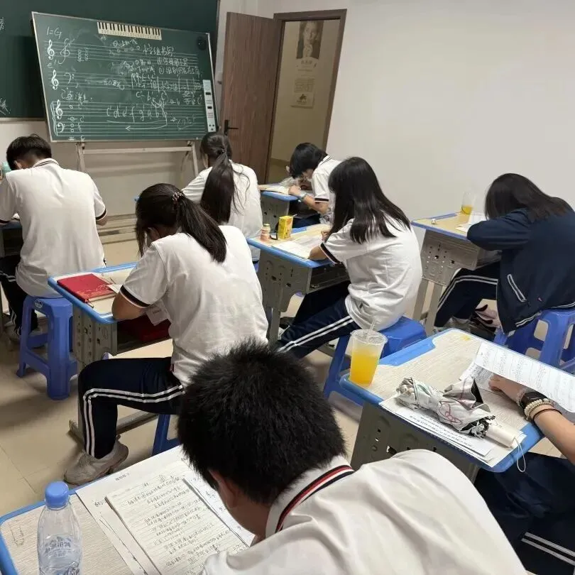 鹤山中考16日放榜!这所学校4000万助学金兜底 !!江门初升高家长必看 !-第19张图片-四季读书网 鹤山中考16日放榜!这所学校4000万助学金兜底 !!江门初升高家长必看 !-第19张图片-四季读书网