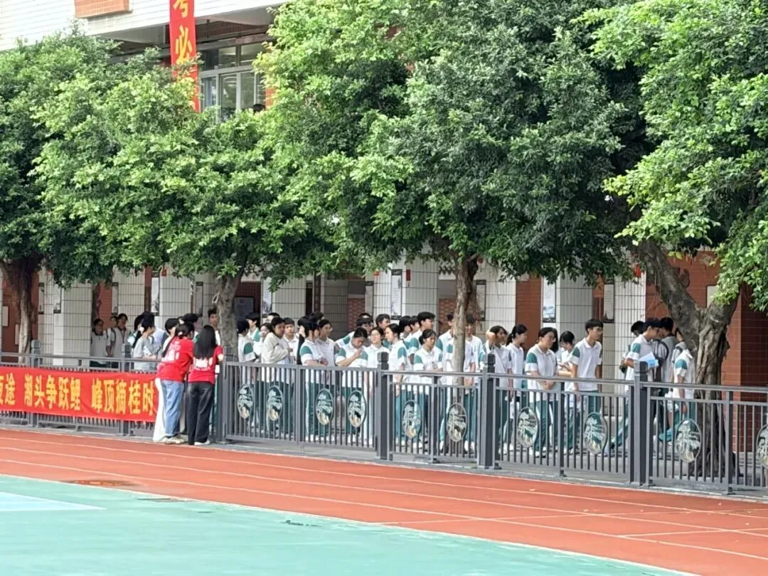 中考结束后,我们收到了两份礼物-第20张图片-四季读书网