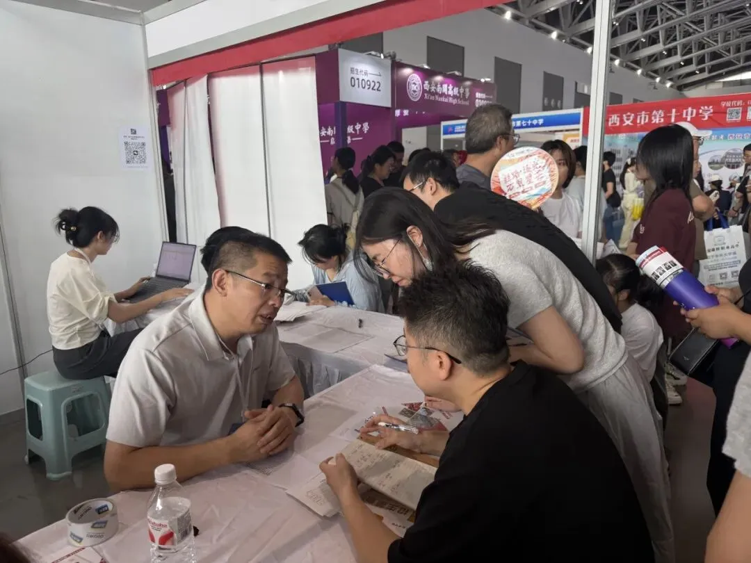 多点联动 暖心答疑丨曲江二中中考招生咨询会现场热度爆棚-第4张图片-四季读书网 多点联动 暖心答疑丨曲江二中中考招生咨询会现场热度爆棚-第4张图片-四季读书网