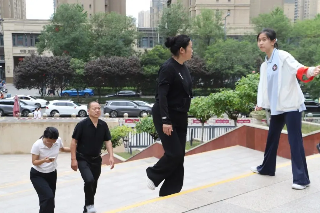 多点联动 暖心答疑丨曲江二中中考招生咨询会现场热度爆棚-第21张图片-四季读书网 多点联动 暖心答疑丨曲江二中中考招生咨询会现场热度爆棚-第21张图片-四季读书网