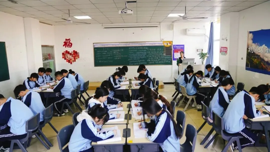 中考录取结果查询通道今日开启,与其硬挤普高,不如换条赛道赢在未来!-第3张图片-四季读书网