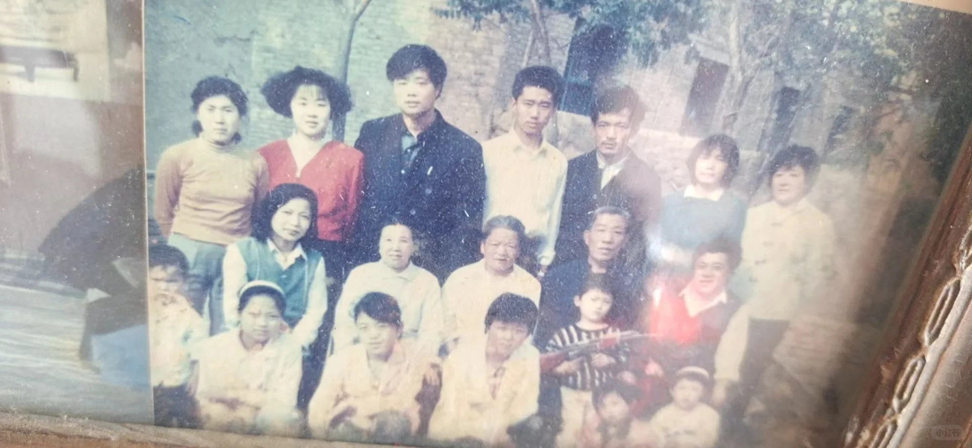 谁能帮我把这张看照片修复一下