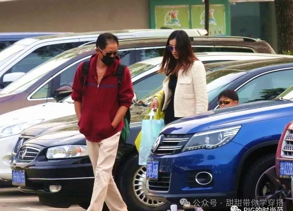 56岁王志文一家罕见旅游,48岁富婆娇妻好年轻,儿子才15岁,父子同框如爷孙