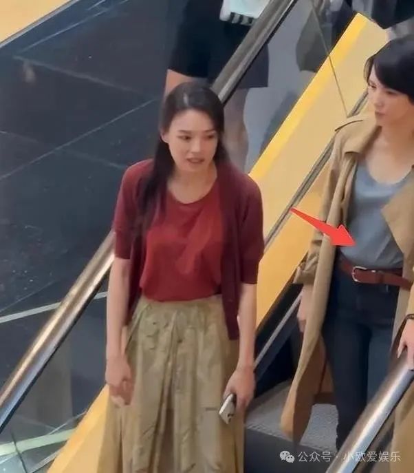 舒淇泰国度假姿势惹争议!与李心洁同行 两位女神秀出“怪异”体态