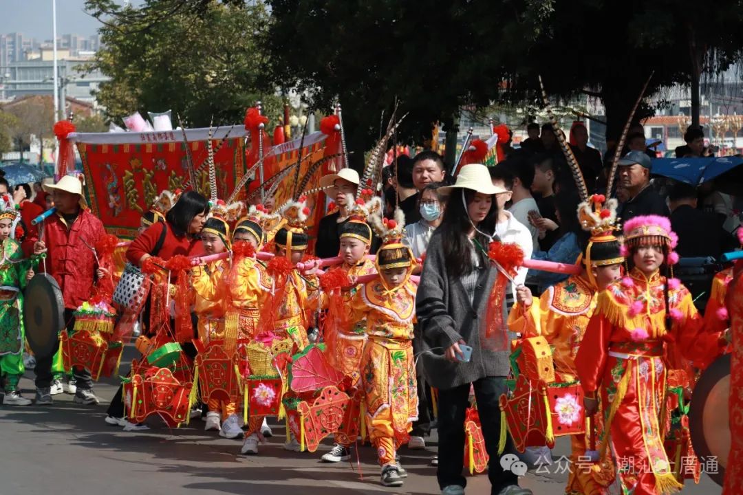 潮南一乡里老爷出游,进宫人围满了!