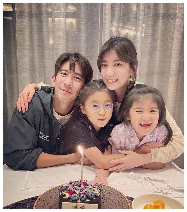 贾静雯大女儿晒出游照,与妹妹合影唇环鼻环很明显,网友:太个性