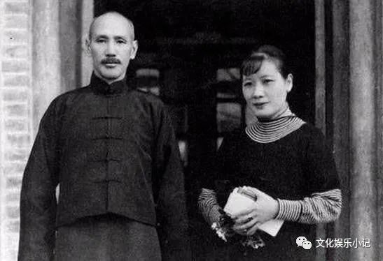 1936年老蒋上峨眉山游玩,方丈对他说了4个字,吓得他浑身一颤