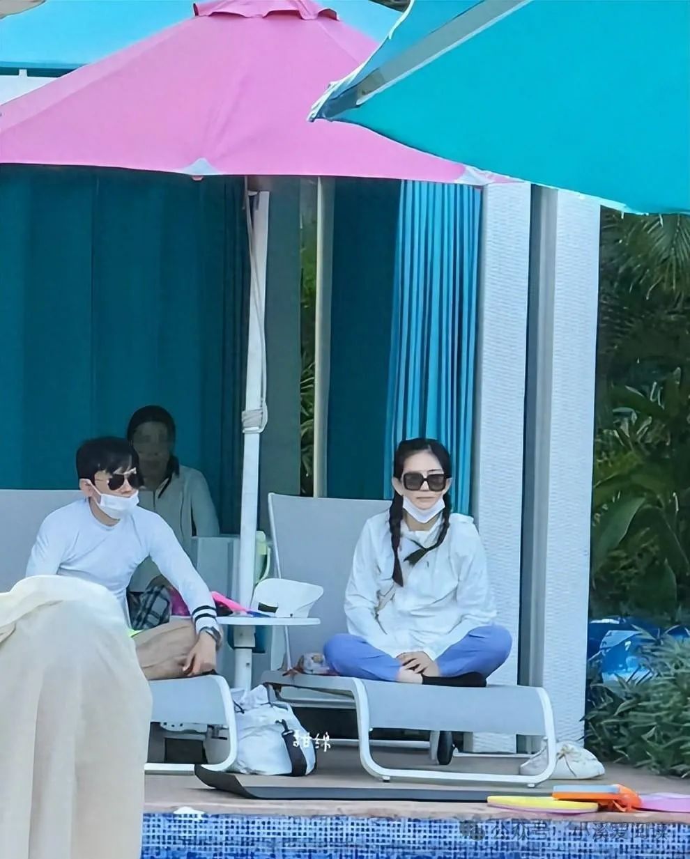 张杰谢娜带女儿海南度假,跳俏学游泳精力旺盛,夫妻俩却满脸疲态